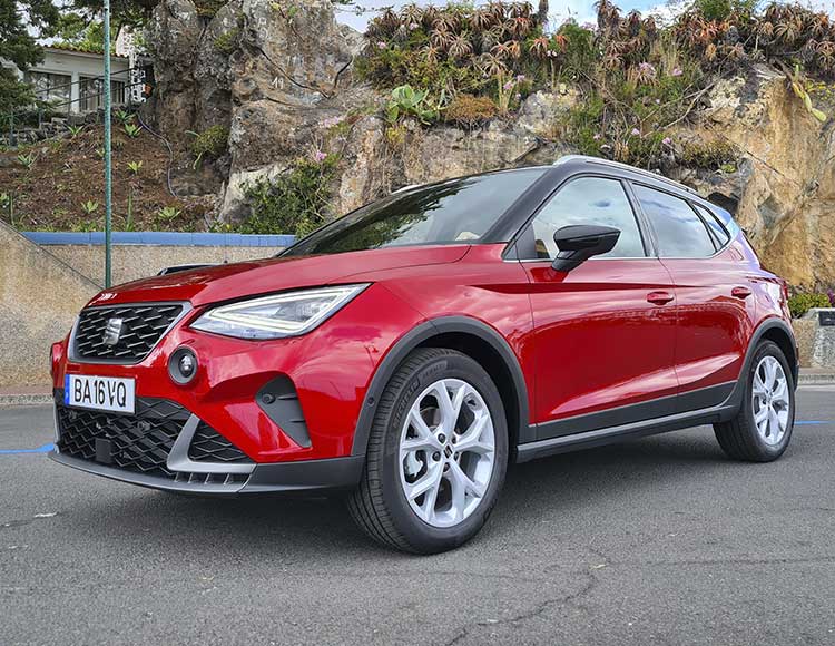 Open page Rent a 2023 Seat Arona red