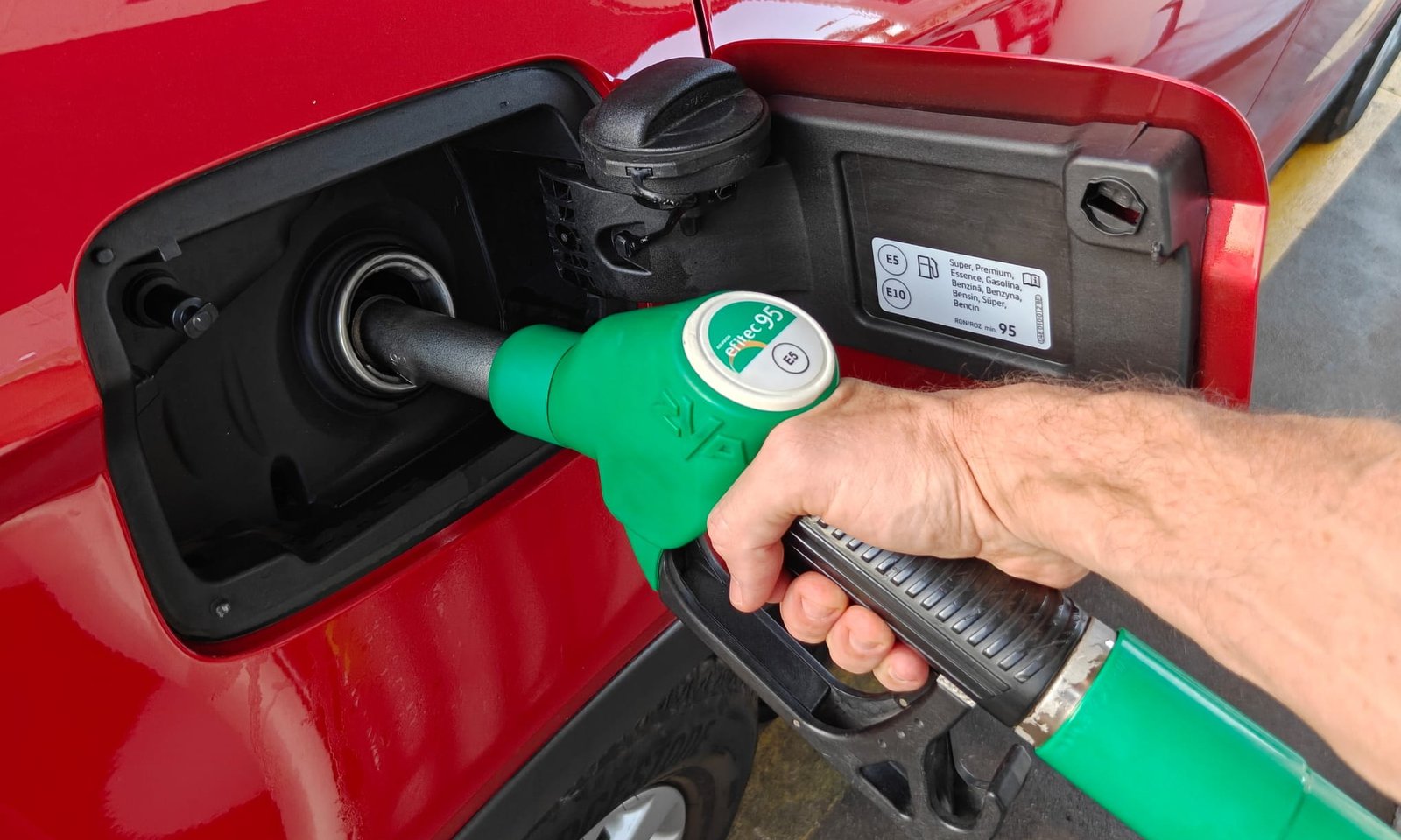 Fueling the car with 95 octane gasoline